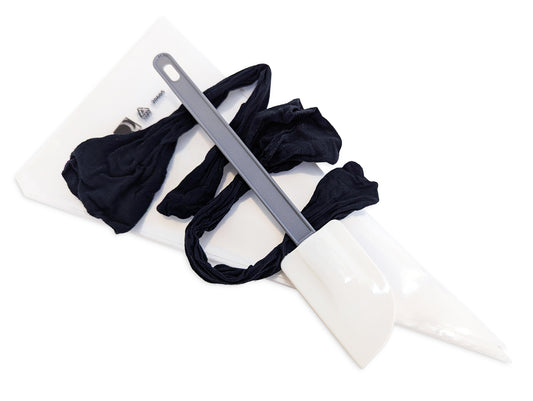 Picture the henna straining kit, 2 carrot bags, 2 nylons, and one spatula.