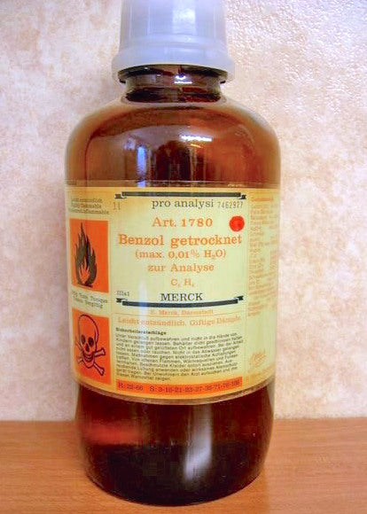 A bottle of benzol with poison and flammable icons